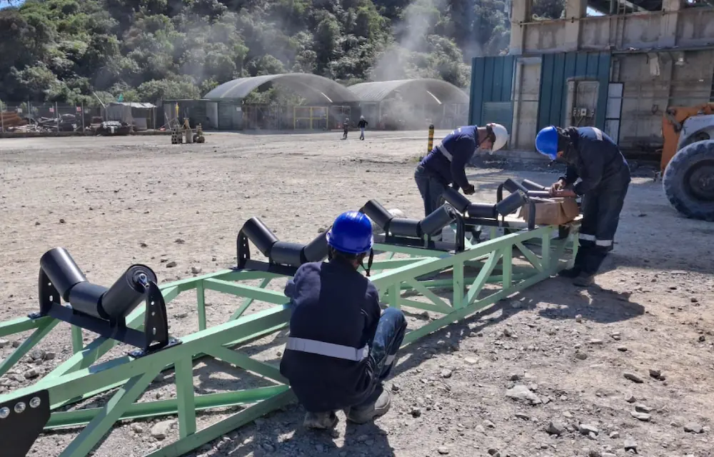 Ingenieros realizando mantenimiento industrial a equipos industriales