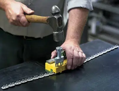 Hombre con un martillo